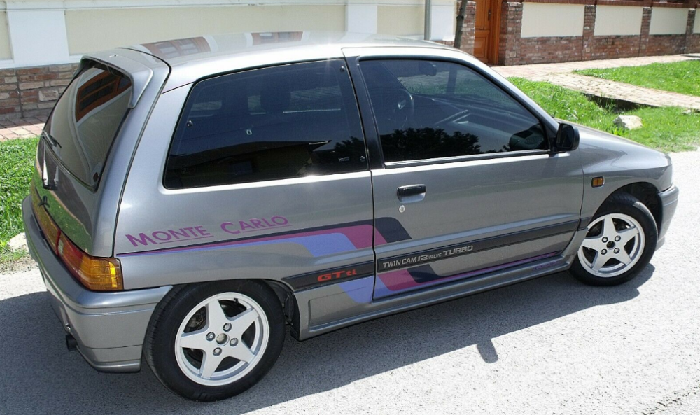 Der Oldtimer von Daihatsu der Charade GTti mit Monte Carlo-Schriftzug in silber