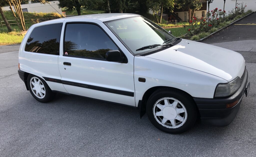 Der Oldtimer von Daihatsu der Charade GTti in weiss