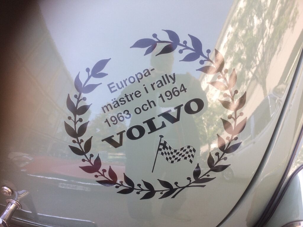 Das Logo von 'Europa-mästre i rally 1963 och 1964 - VOLVO'